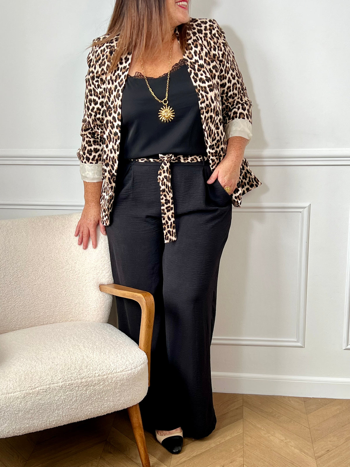 Pantalon palazzo ample noir grande taille, élégant et confortable. Doté de poches latérales à l’avant et d’un dos élastiqué pour un parfait ajustement. Ceinture amovible à motifs léopard pour une touche tendance et féminine
