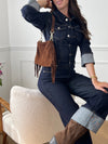 La combinaison longue en jean brut : un classique indémodable qui allonge la silhouette et se porte aussi bien casual qu’élégante. Confort et style réunis en une seule pièce.