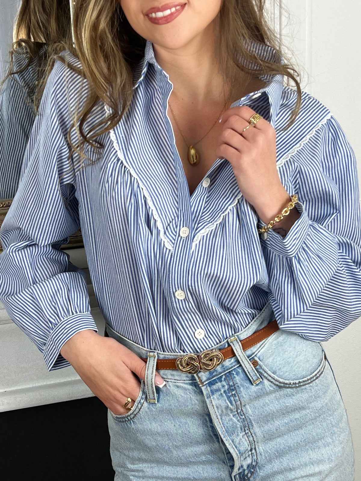 Améliorez votre garde-robe avec la chemise bleu à rayures Danae. Fabriquée en 100% coton, cette chemise pour femme offre un confort et une durabilité exceptionnelle. Ses manches longues boutonnées et sa broderie délicate ajoutent une touche d'élégance et de style à votre tenue. 