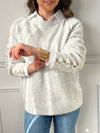 Ce pull gris apportera une touche de chaleur et d’élégance à votre tenue. Ses boutons dorés aux poignets ajoutent une note raffinée et sophistiquée. Confortable et tendance, il s’adapte à toutes les occasions.