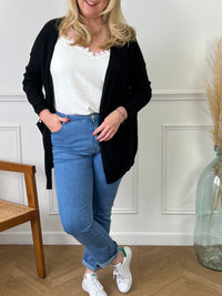 Découvrez notre gilet noir Delilah, fait en Italie ! Avec sa coupe ample et confortable, vous apprécierez la sensation de liberté qu'il vous procure. Ses 2 poches latérales pratiques en font un indispensable pour les femmes modernes. Craquez pour la qualité et le style de notre gilet Made in Italie !