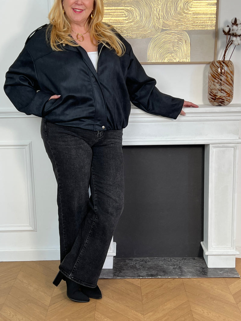 Cette veste bomber noire, allie style et confort. Ses manches longues et sa base élastique resserrée assurent une tenue ajustée et agréable à porter.