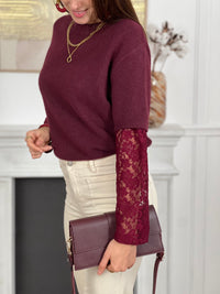 Un essentiel twisté avec élégance. Ce pull bordeaux à manches longues en dentelle mêle douceur et transparence pour un style à la fois simple et raffiné.