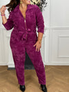 La combinaison qui attire tous les regards.
En velours magenta doux et lumineux, avec sa fermeture éclair pratique, elle allie audace, confort et style en un seul geste.