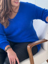 Découvrez le confort et le style avec le Pull bleu roi : Lelio ! Conçu pour les femmes de grande taille, ce pull en couleur bleu roi offre un look tendance et un confort inégalé grâce à sa coupe ample et son col V. Idéal pour les journées fraîches, ses manches longues vous garderont au chaud tout en vous assurant une allure élégante. Ajoutez une touche de couleur à votre garde-robe avec le Pull bleu roi : Lelio !