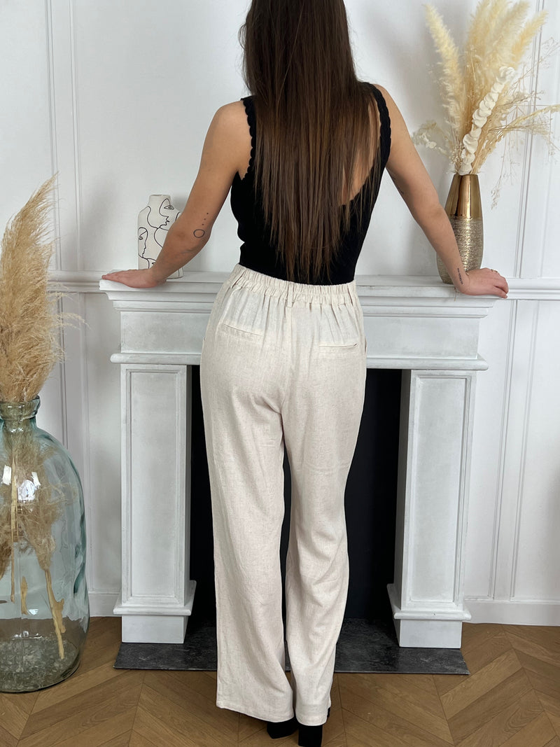 Ce pantalon beige en lin Noely est parfait pour un look estival et décontracté. Sa taille haute et sa coupe droite mettent en valeur votre silhouette. La fermeture à zip avec un bouton et les passants pour ceinture assurent un ajustement parfait.