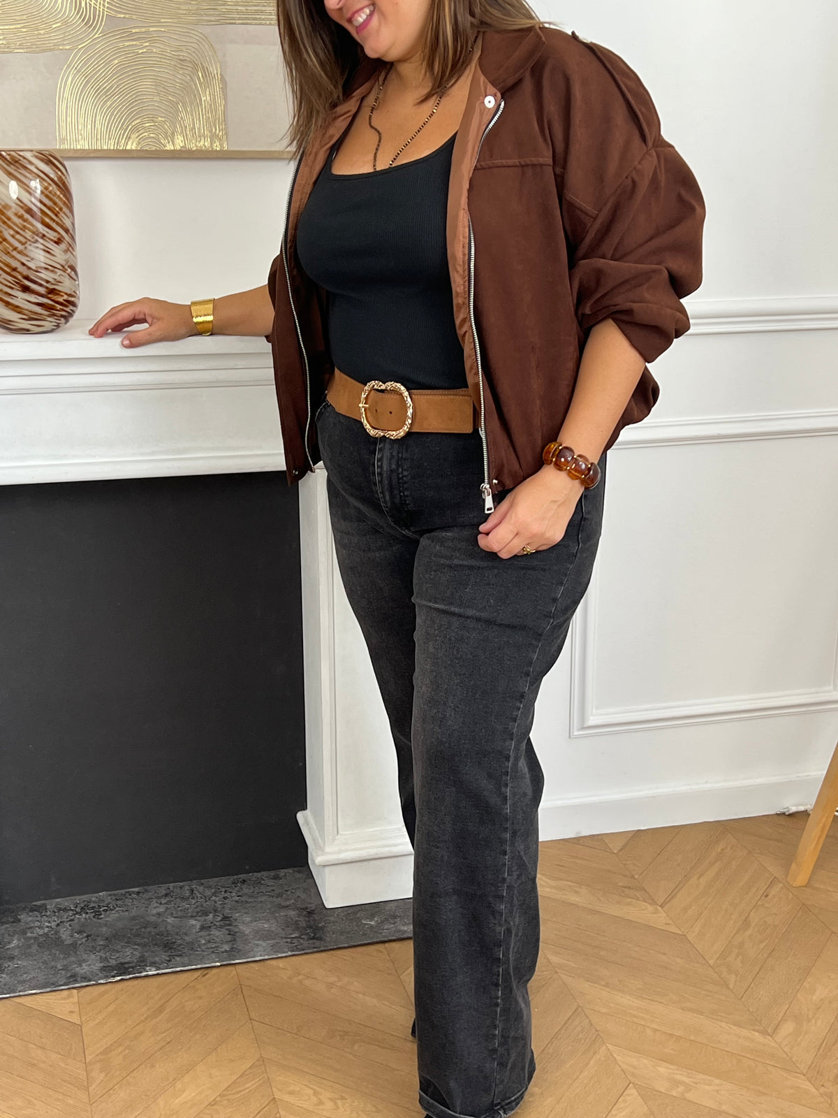 Cette veste courte style bombers se décline dans une teinte marron et tendance. Avec sa coupe moderne et son esprit casual-chic, elle apporte une touche de caractère à toutes vos tenues. Légère et polyvalente, elle se porte aussi bien au quotidien que pour compléter un look plus travaillé.