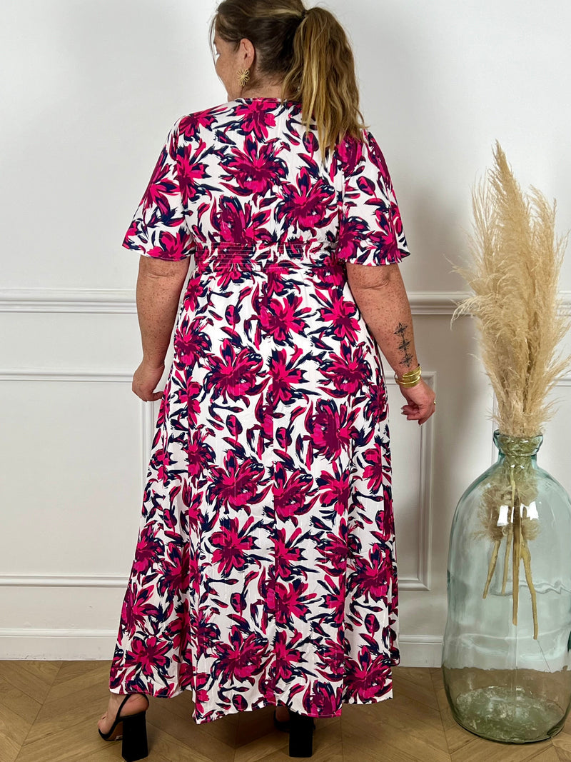 Découvrez notre robe longue à motifs : Delia. Avec ses manches courtes, son col V et son élastique à la taille au dos, elle allie confort et féminité. La doublure jusqu'à mi-longueur offre une silhouette flatteuse, tandis que les fils lurex argentés ajoutent une touche d'éclat à vos tenues. Disponible en grandes tailles.