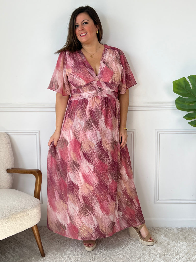 La robe longue Emie est conçue pour offrir confort et élégance aux grandes tailles. Ses manches courtes et son col en V mettent en valeur votre silhouette, tandis que l’élastique à la taille au dos assure un ajustement parfait.