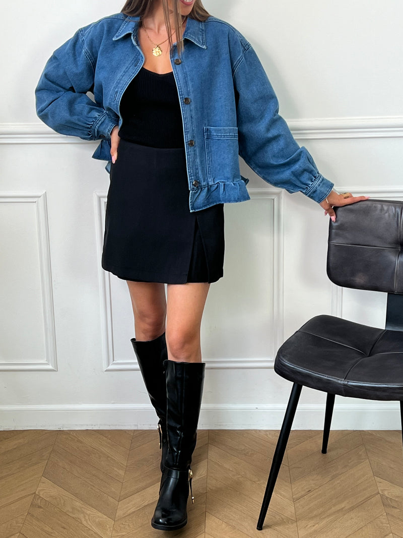 Avec ses manches longues bouffantes et ses volants sur le bas, cette veste courte en jean bleue est à la fois féminine et tendance. Les boutons sur la longueur et aux poignets ainsi que les 2 poches latérales ajoutent une touche pratique à ce vêtement indispensable de tout look décontracté.