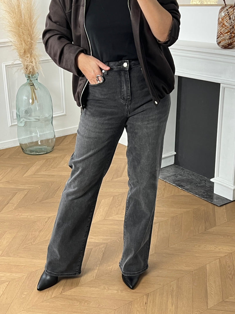 Ce jean gris wide leg Tall est spécialement conçu pour les femmes grandes, offrant une coupe élégante et confortable. Il dispose de deux poches à l'avant et à l'arrière pour ranger vos essentiels, ainsi qu'une fermeture éclair avec bouton pour un ajustement facile.&nbsp;