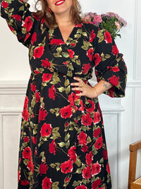 La robe longue grande taille Rosalina offre un confort ajusté grâce à son col cache-cœur, ses manches longues et son élastique à la taille. Son lien à nouer souligne la silhouette tandis que les motifs floraux illuminent votre style avec délicatesse.
