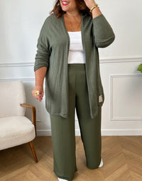 Donnez à votre garde-robe une touche élégante et sophistiquée avec le gilet long kaki Louison. Fabriqué avec un tissu de qualité, ce gilet ajoutera une touche de confort et de style à toutes vos tenues. Restez au chaud et tendance avec ce gilet polyvalent qui vous aidera à créer des looks uniques pour toutes les occasions.