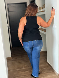 Découvrez la liberté de style avec notre jean bleu Curve : Luka! Conçu pour les femmes grandes tailles, ce jean à coupe droite flatte votre silhouette avec une taille haute et une coupe évasée sur le bas. Les boutons et passants de ceinture ajoutent une touche pratique et tendance.