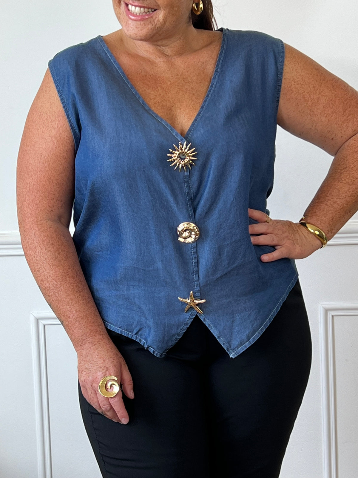 Découvrez le gilet souple bleu grande taille Asma, un modèle sans manches à col V plongeant qui allie confort et élégance. Sa coupe fluide et sa fente frontale apportent une liberté de mouvement optimale.