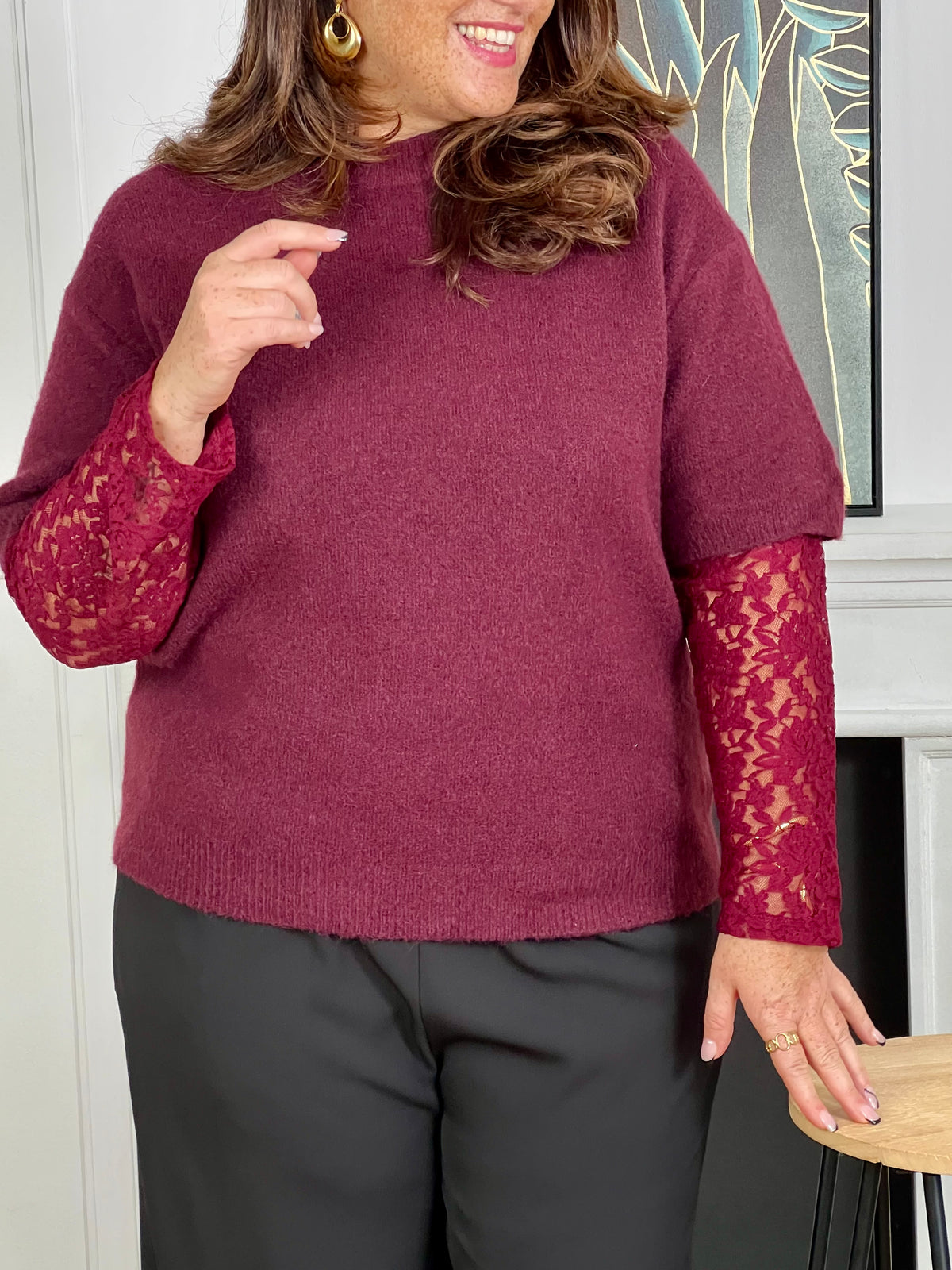 Un essentiel twisté avec élégance. Ce pull bordeaux à manches longues en dentelle mêle douceur et transparence pour un style à la fois simple et raffiné.