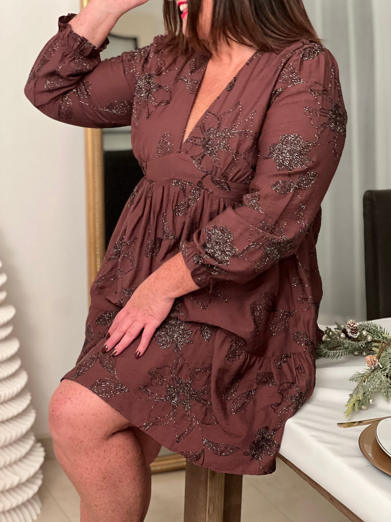 Élégante et naturelle, cette robe courte marron à motifs argenté séduit par son col V flatteur et sa coupe fluide. Légère et féminine, elle sublime la silhouette avec charme et douceur, parfaite pour toutes les occasions.