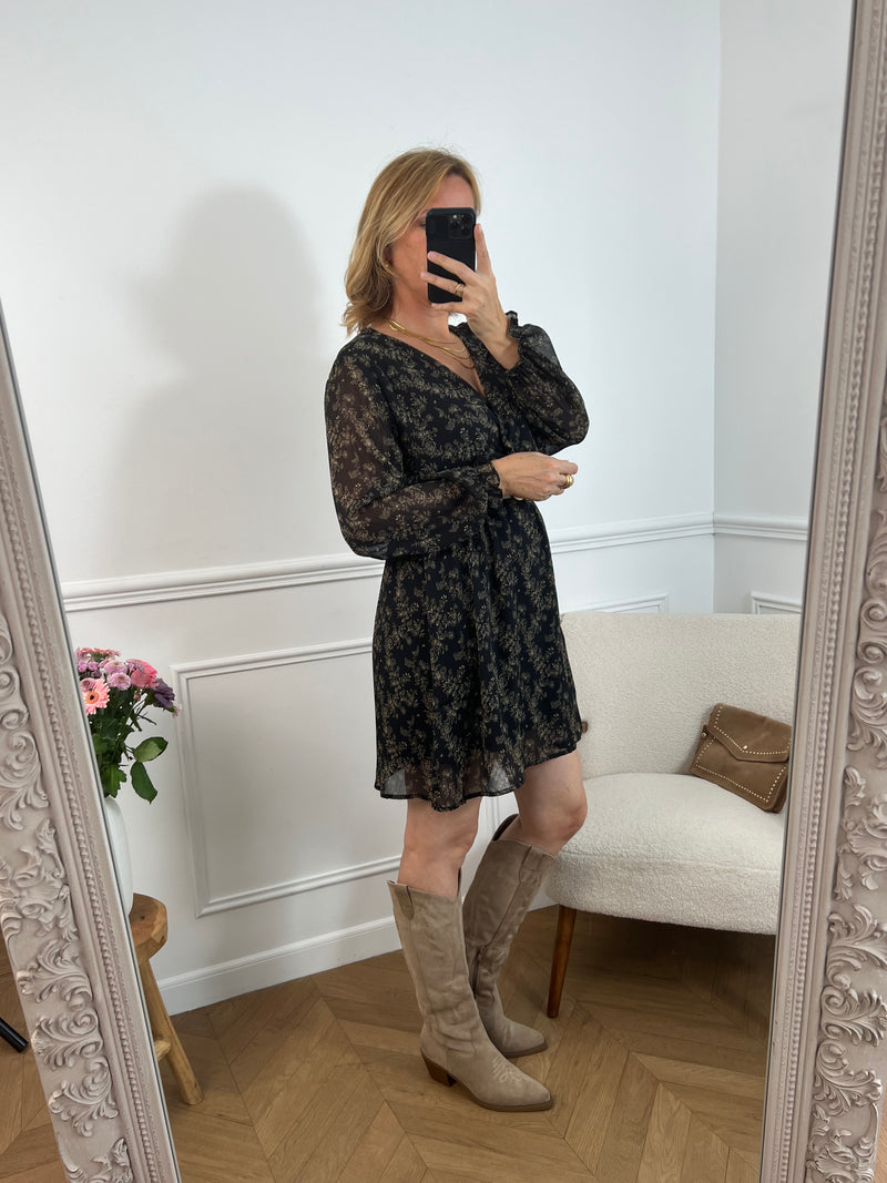 La robe courte Timy offre confort et élégance avec ses manches longues, son col cache-cœur et sa ceinture amovible. Ses motifs floraux en noir et beige donnent une touche élégante et féminine à cette pièce facile à porter au quotidien ou pour des occasions spéciales.