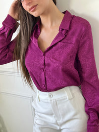 Découvrez la beauté de la chemise violette Idaline à motifs ! Avec son design unique, cette chemise ajoute une touche de couleur à votre garde-robe, elle est à la fois confortable et élégante.