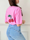 Faites vous plaisir avec notre tee-shirt rose Siana ! Avec son imprimé "mon chéri" et motif cerise, vous serez sûre de vous démarquer. En plus, avec ses manches courtes et col rond, vous serez à la fois élégante et confortable.