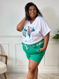 Mettez en valeur votre personnalité avec le tee-shirt écru grande taille: Shany ! Avec ses manches courtes et son col V, il vous apporte confort et style.