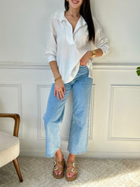 Élégante et intemporelle, cette blouse écrue séduit par son col volanté délicat. Légère et raffinée, elle apporte une touche de romantisme à toutes vos tenues.