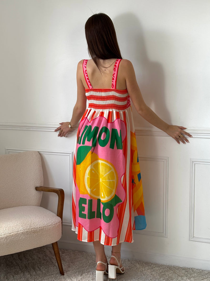Cette robe longue à motifs Havane allie confort et style avec ses bretelles fixes et son col carré devant et derrière. Son élastique au dos assure un ajustement parfait, tandis que ses couleurs vives et ses inscriptions apportent une touche joyeuse à votre tenue.&nbsp;