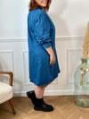 Robe en jean grande taille femme au style casual chic. Col rond et coupe droite moderne, idéale au quotidien comme en sortie. Détails raffinés : boutons dorés aux poignets et à l’épaule. Bleu intemporel, 100% coton pour allier confort et élégance.