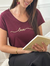 Ce tee-shirt bordeaux "Aliyah" allie confort et élégance avec ses manches courtes et son col rond classique. Sa touche distinctive, une inscription dorée sur le devant, apporte une subtile note de sophistication. Idéal pour un style décontracté mais soigné au quotidien.