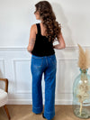 Gilet sans manches au charme vintage, doté d’un col carré structuré et rehaussé de boutons dorés en forme de coquillage. Une pièce délicate et originale, parfaite pour apporter une touche de caractère à vos tenues.
