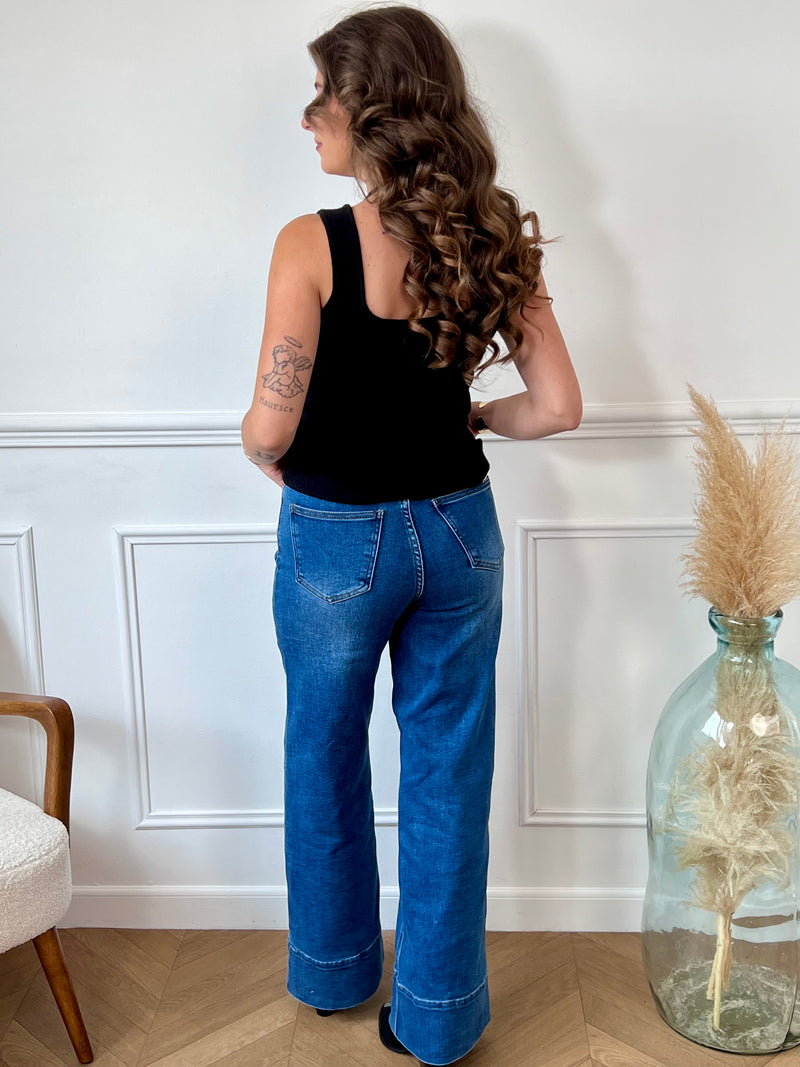 Gilet sans manches au charme vintage, doté d’un col carré structuré et rehaussé de boutons dorés en forme de coquillage. Une pièce délicate et originale, parfaite pour apporter une touche de caractère à vos tenues.
