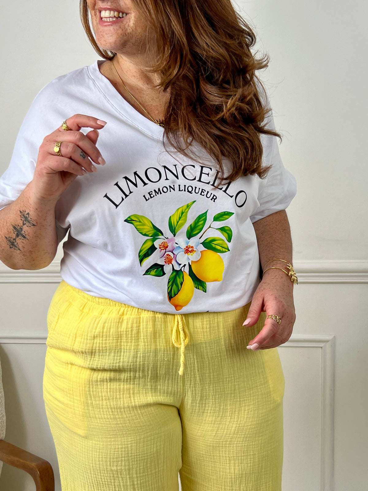 Mettez en valeur votre personnalité avec le tee-shirt écru grande taille: Lyne ! Avec ses manches courtes et son col V, il vous apporte confort et style.