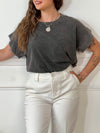 Tee-shirt gris au style affirmé, sublimé par un motif ailes d’ange en strass dans le dos. Un mélange parfait de douceur et d’éclat, pour un look casual qui ne passe pas inaperçu.