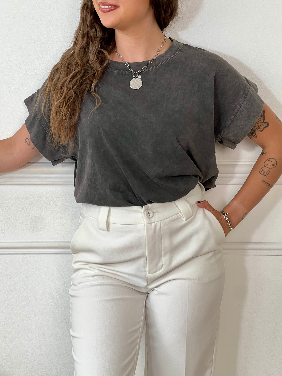 Tee-shirt gris au style affirmé, sublimé par un motif ailes d’ange en strass dans le dos. Un mélange parfait de douceur et d’éclat, pour un look casual qui ne passe pas inaperçu.