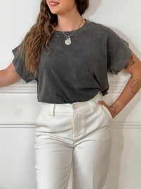 Tee-shirt gris au style affirmé, sublimé par un motif ailes d’ange en strass dans le dos. Un mélange parfait de douceur et d’éclat, pour un look casual qui ne passe pas inaperçu.