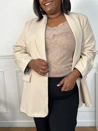 Ce blazer beige avec détail léopard est un incontournable de votre garde-robe. Les épaulettes et le détail léopard aux manches ajoutent une touche d'élégance et de sophistication à votre tenue. Idéal pour un look professionnel ou pour une soirée spéciale. Impressionnez avec le blazer Evan !