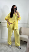 Adoptez le pantalon jaune Jolina en gaze de coton. Sa coupe large et sa taille élastique offrent un confort optimal.