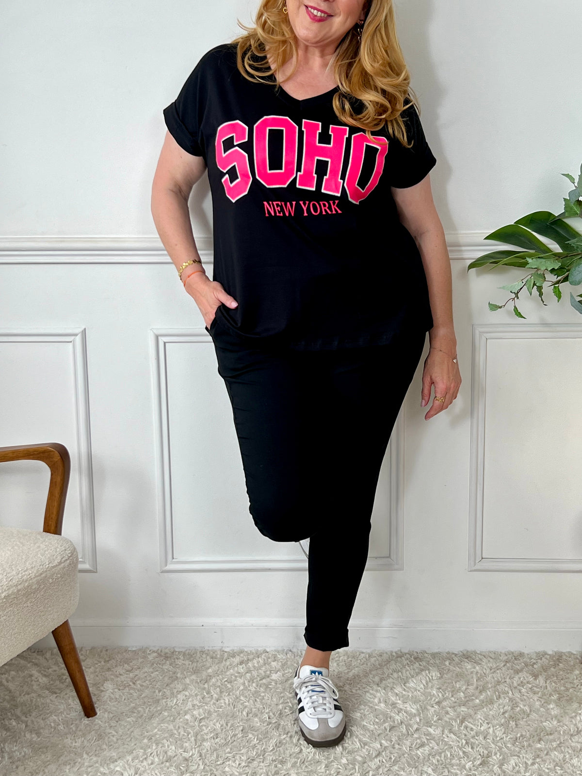 Ce tee-shirt noir Celinia allie confort et style avec ses manches courtes à revers et son col en V flatteur. L'inscription en fuchsia apporte une touche de couleur vive qui dynamise votre tenue. Parfait pour un look décontracté tout en affirmant votre personnalité avec élégance.
