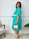 La robe courte plissée couleur turquoise incarne une élégance moderne. La couleur bleu offre une nuance sexy et chic, tandis que la texture plissée ajoute une touche de mouvement et de style. Cette pièce est idéale pour les occasions décontractées ou plus habillées.
