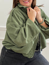 Cette veste courte style bombers se décline dans une teinte kaki et tendance. Avec sa coupe moderne et son esprit casual-chic, elle apporte une touche de caractère à toutes vos tenues. Légère et polyvalente, elle se porte aussi bien au quotidien que pour compléter un look plus travaillé.