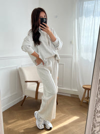 Ce sweat gris Eloise allie confort et praticité avec ses manches longues resserrées, son col rond agréable et ses deux poches latérales idéales pour garder vos petits essentiels à portée de main. Sa fermeture zip facilite l’enfilage, tandis que la coupe ajustée aux manches assure une tenue confortable au quotidien.
