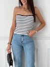 Ce magnifique top bandeau écru à rayuresbleues côtelé est parfait pour les femmes au style élégant et tendance. Sans manches, il vous apportera une liberté de mouvement et un confort optimal. Portez-le seul pour un look décontracté ou associez-le à une veste pour une touche plus chic.