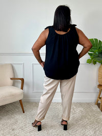 Adoptez un look élégant et confortable avec ce top noir grande taille. Ses bretelles non réglables sont agrémentées d’un détail nœud au niveau des épaules, apportant une touche féminine et raffinée. Sa couleur noire intemporelle en fait une pièce facile à associer à vos tenues du quotidien comme aux looks habillés