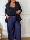 Ce pantalon bleu coupe droite grande taille pour femme est l'élégance incarnée. Avec sa matière fluide, il offre un confort optimal et sa coupe droite flatteuse convient à toutes les morphologies. L'élastique au dos garantit un ajustement parfait et les passants pour ceinture sont pratiques. Ajoutez-y un style sophistiqué avec ses deux poches latérales.