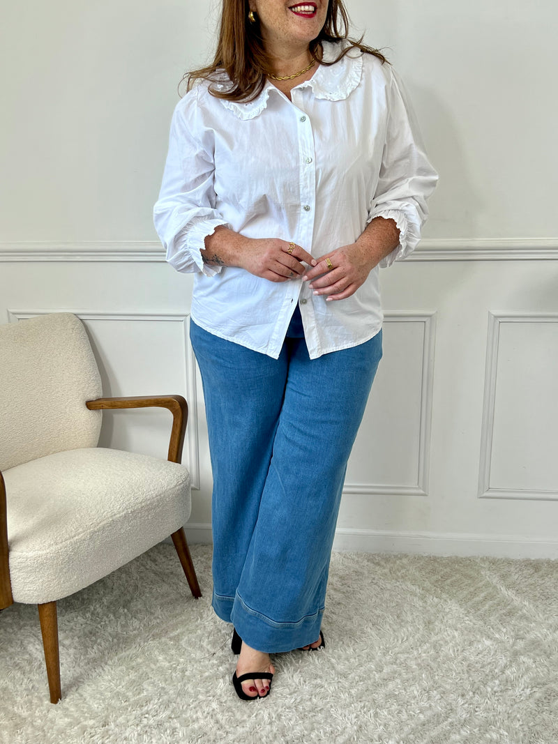 Apportez une touche d'élégance à votre garde-robe avec notre chemise écrue grande taille pour femme. Avec son col claudine en broderie, elle est parfaite pour toutes les occasions.&nbsp;