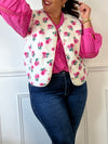 La veste Keia sans manches en grande taille offre une moumoute douce à motifs floraux en écru, rose et vert. Son col rond et ses boutons sur toute la longueur combinent confort et praticité.