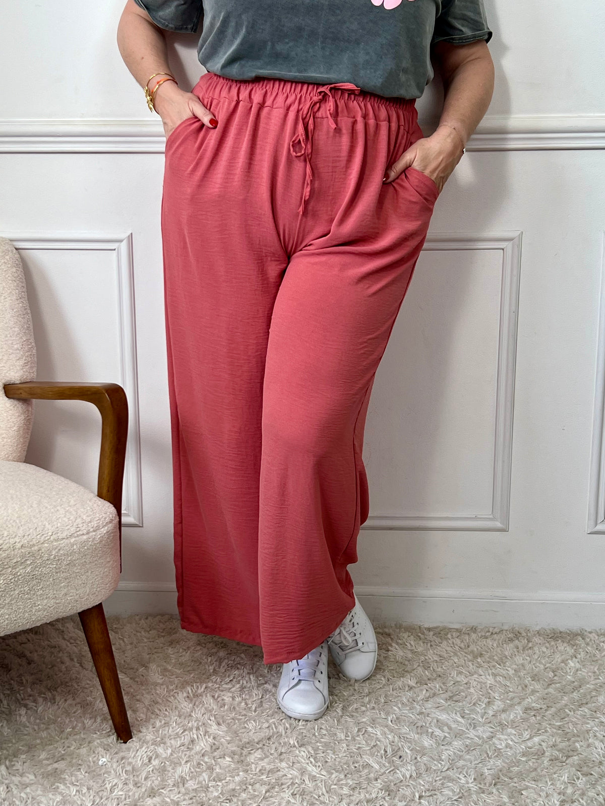 Le pantalon rose Layana, aussi ample que confortable, possède une taille élastique avec cordon pour un ajustement parfait. Avec ses 2 poches pratiques à l'avant, il est idéal pour un look décontracté et pratique.