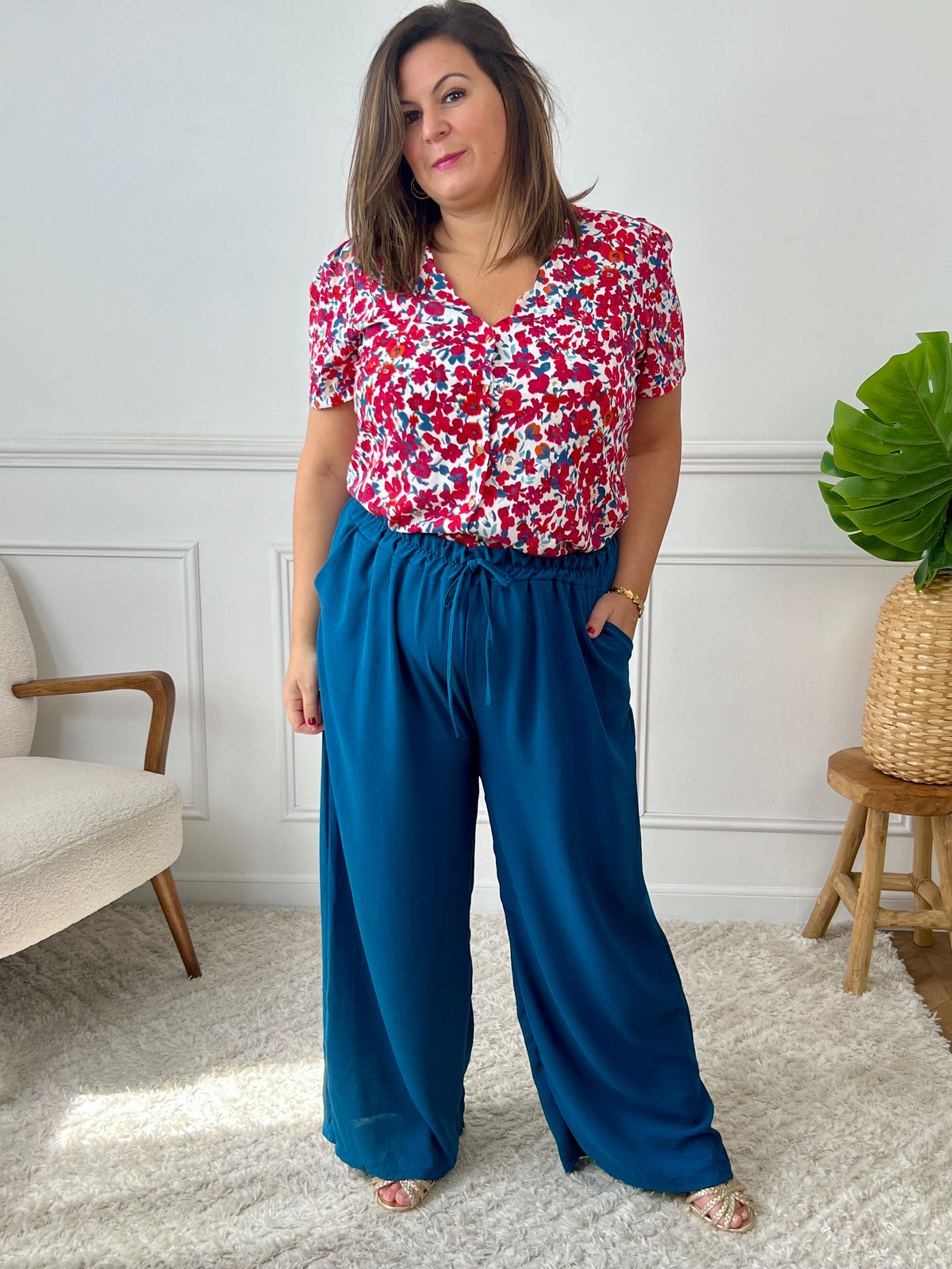 Découvrez la chemise Ilies, conçue pour les grandes tailles avec élégance et confort. Ses motifs floraux apportent une touche de fraîcheur, tandis que le col en V et les manches courtes offrent une silhouette flatteuse et légère.