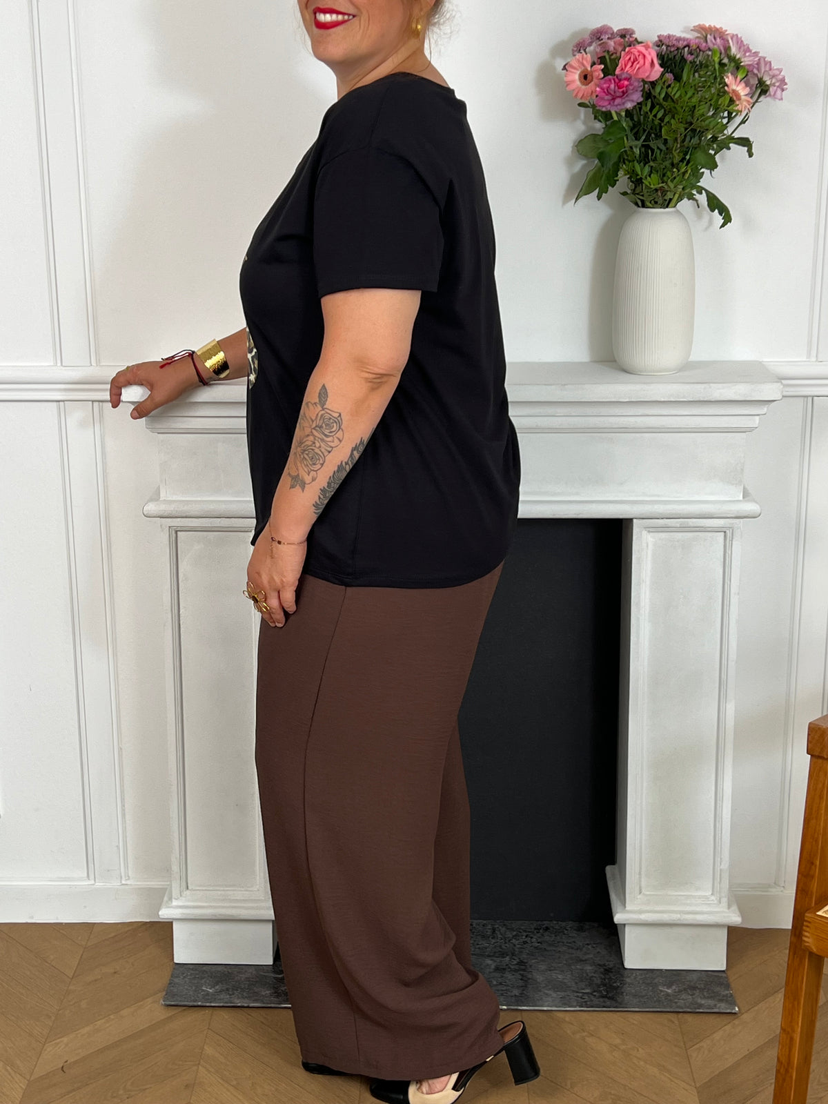 Adoptez le confort avec ce tee-shirt grande taille noir, orné d’une inscription "Cherry". Ses manches courtes et son col rond offrent une coupe agréable qui s’adapte parfaitement à votre silhouette.&nbsp;