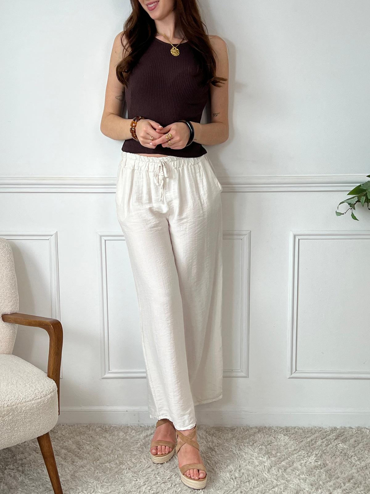 Pantalon beige femme grande taille – Ce pantalon à coupe droite est à la fois confortable et facile à porter. Sa taille élastique s’adapte à la silhouette, tandis que ses deux poches latérales ajoutent une touche pratique. En coloris beige, il se marie facilement à tous les styles.